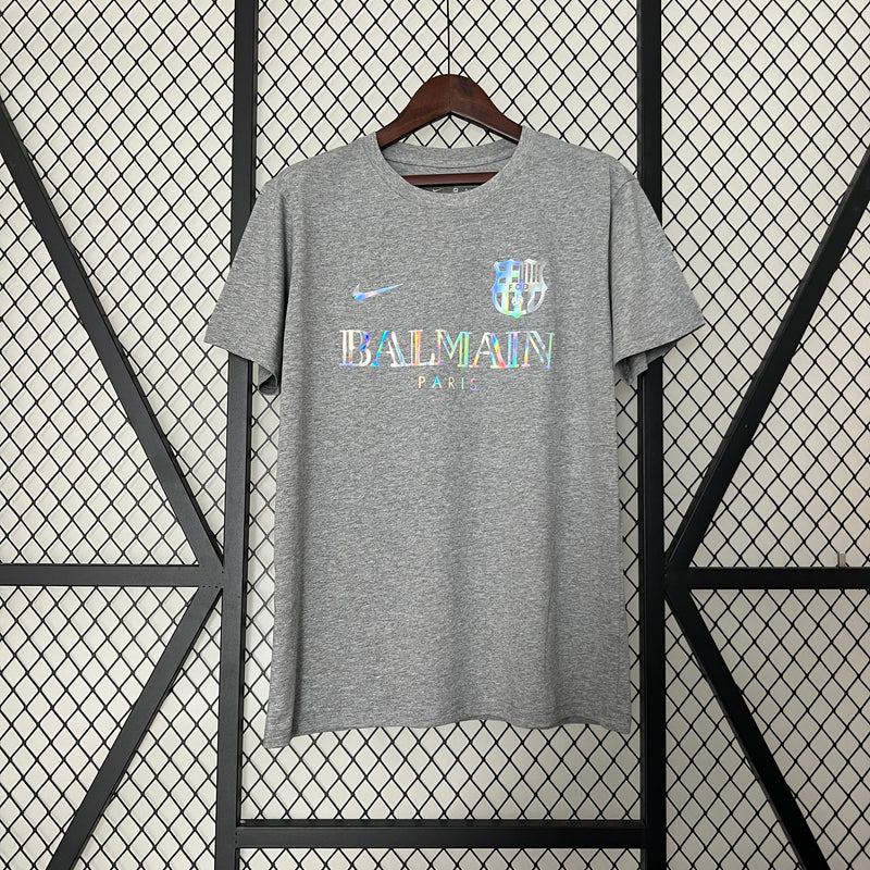 T-SHIRT BARCELONA EDIÇÃO LIMITADA BALMAIN PARIS CINZA 24/25 HOMEM 