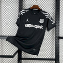 CAMISETA BARCELONA EDICIÓN ESPECIAL NEGRA TRAVIS SCOTT 24/25 HOMBRE