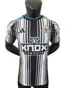 CAMISETA NEWCASTLE LOCAL 26/27 HOMBRE (VERSIÓN JUGADOR)